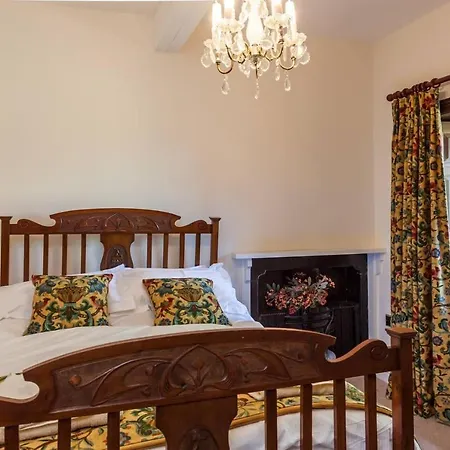 Stunning 8 Beds Country Retreat Nr Richmond *
